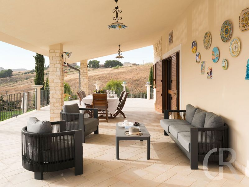 villa-anthea-terrasse-mit-sitzgruppe.jpg