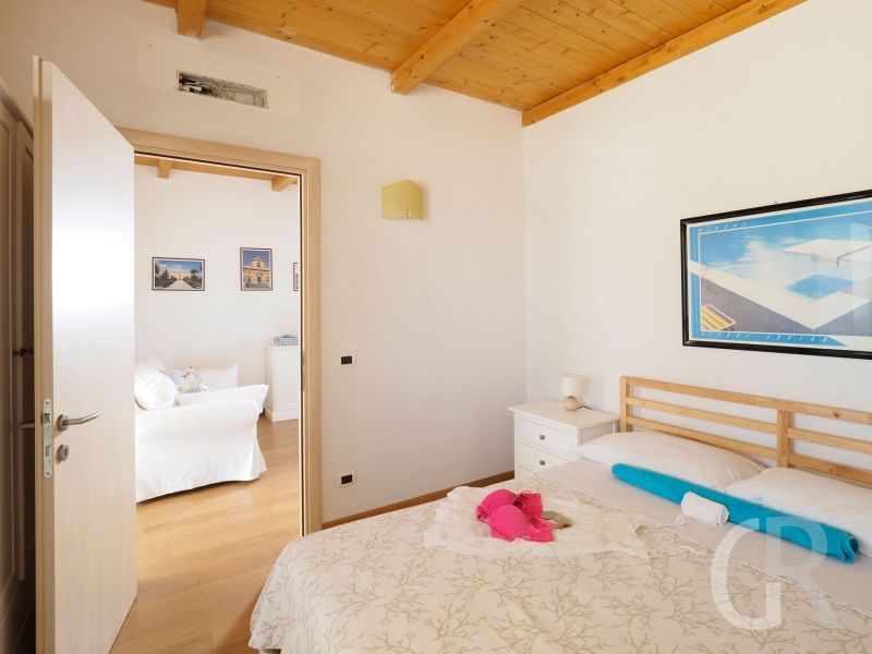 villa-ariel-schlafraum-mit-doppelbett.jpg