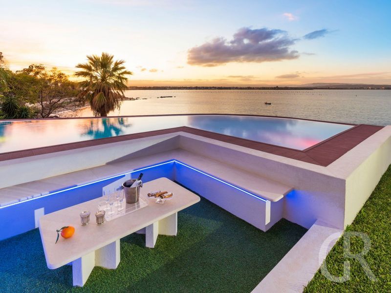 villa-artemare-schwimmbad-und-meer-am-abend.jpg