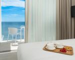 villa-bedda-matri-weisses-bett-und-blick-ins-freie.jpg