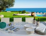 villa-blue-moon-esstisch-auf-der-terrasse.jpg