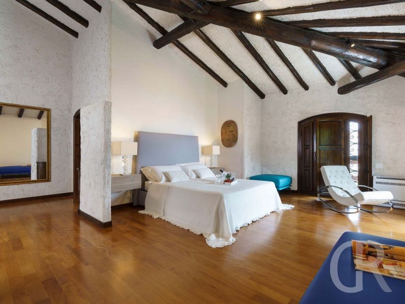 villa-blue-moon-schlafzimmer-mit-gemuetlichem-sessel.jpg