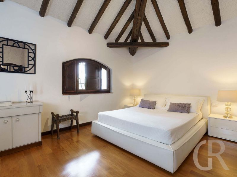 villa-blue-moon-schlafzimmer-mit-weissem-doppelbett.jpg