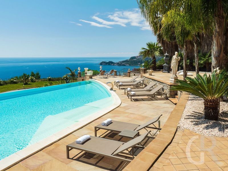 villa-buena-vista-ppol-mit-sonnenliegen.jpg