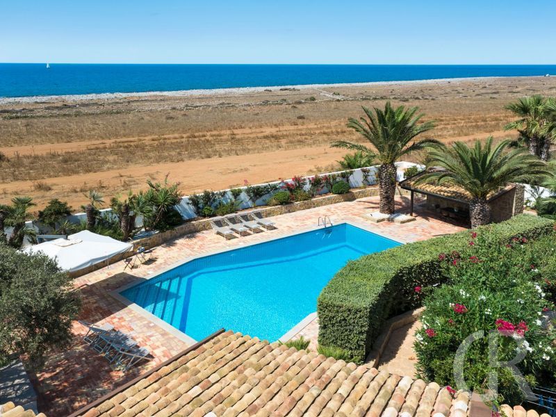 villa-cala-mancina-blick-auf-den-pool.jpg
