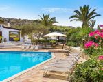 villa-cala-mancina-pool-mit-sonnenschirm.jpg