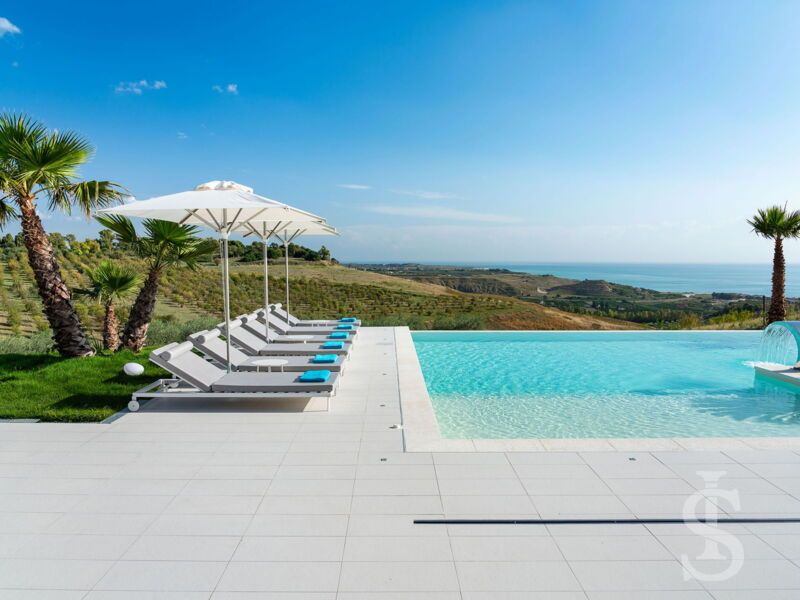 villa-camemi-pool-mit-sonnenschirm.jpg
