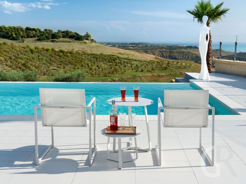 villa-camemi-sitzgruppe-am-pool.jpg