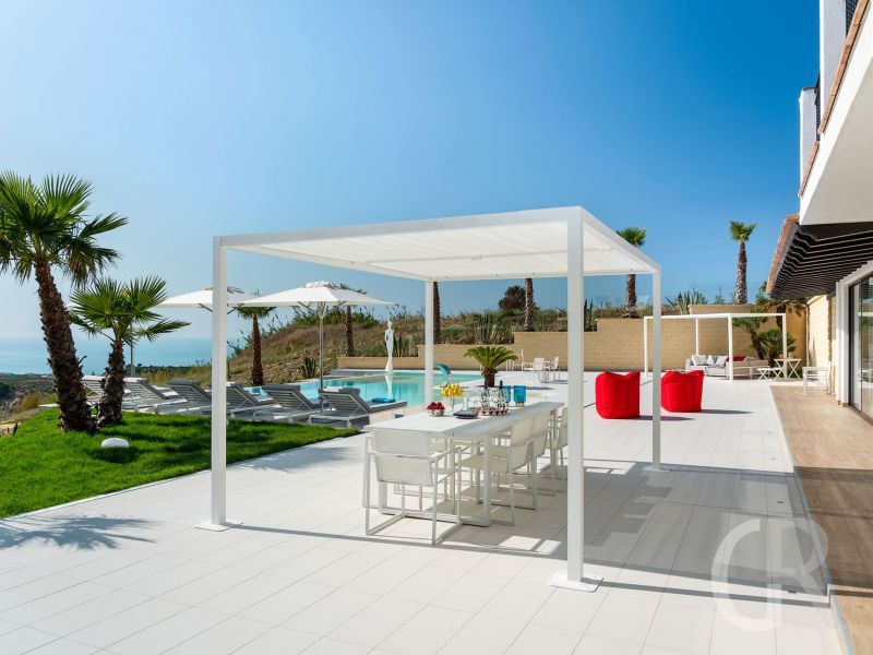 villa-camemi-terrasse-mit-esstisch.jpg
