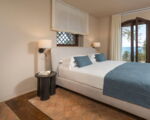 villa-continella-beispiel-schlafzimmer-seitlich-mit-blick-nach-draussen.jpg