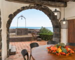 villa-continella-blick-vom-essbereich-zum-patio-mit-brunnen.jpg