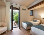villa-continella-schlafzimmer-mit-zwei-einzelbetten-seitliche-ansicht.jpg