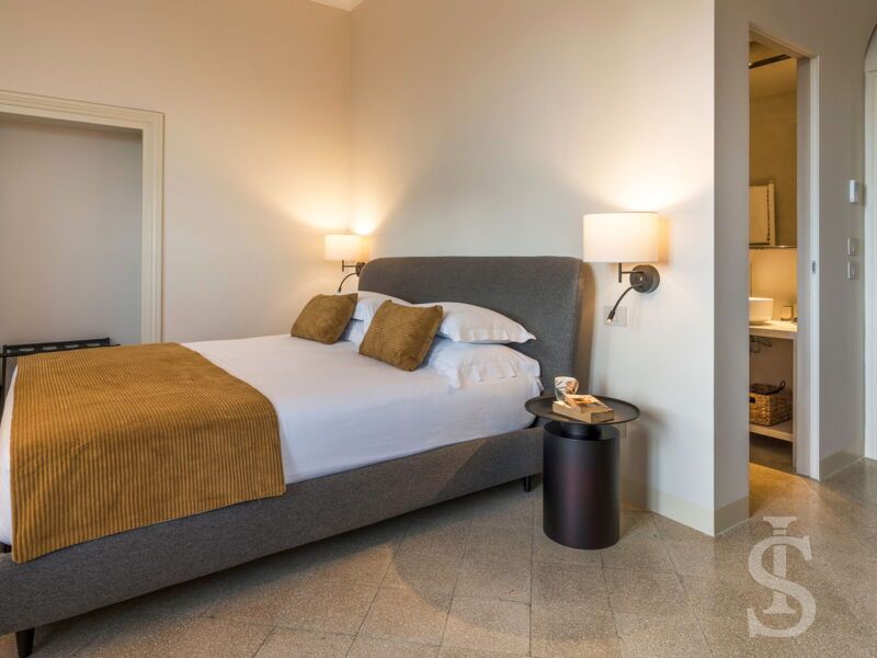 villa-continella-schlafzimmer-und-blick-zum-badezimmer.jpg