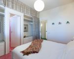 villa-coralia-schlafzimmer-mit-weissem-bett.jpg