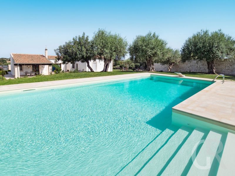 villa-corte-moscata-pool-und-villa.jpg
