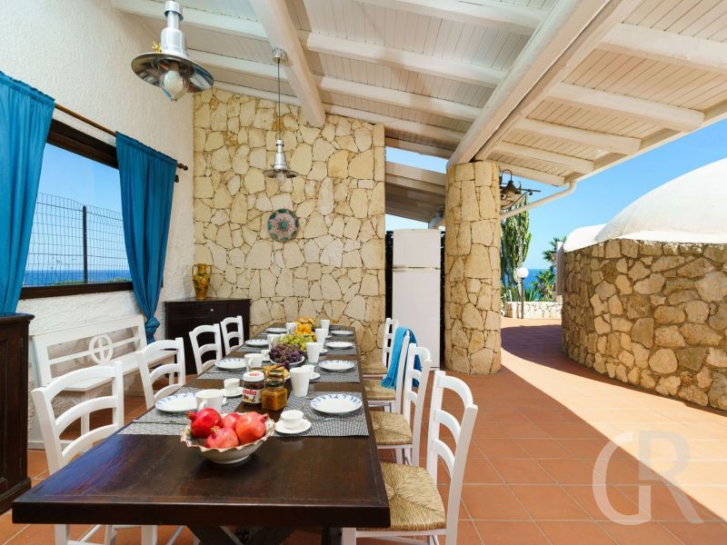 villa-del-mito-esstisch-auf-der-terrasse.jpg