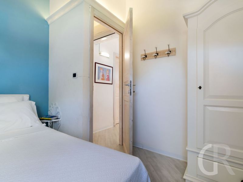 villa-del-mito-schlafzimmer-mit-wiessem-bett.jpg