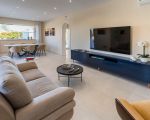 villa-diletta-wohnzimmer-mit-tv-und-sofa.jpg