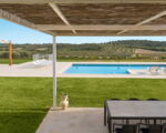 villa-dimora-bufalefi-ueberdachte-terrasse-mit-blick-zum-pool-und-umgebung.jpg
