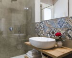 villa-dimora-bufalefi-waschbecken-und-dusche-im-ersten-stock.jpg