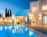 villa-domizia-villa-am-abend.jpg