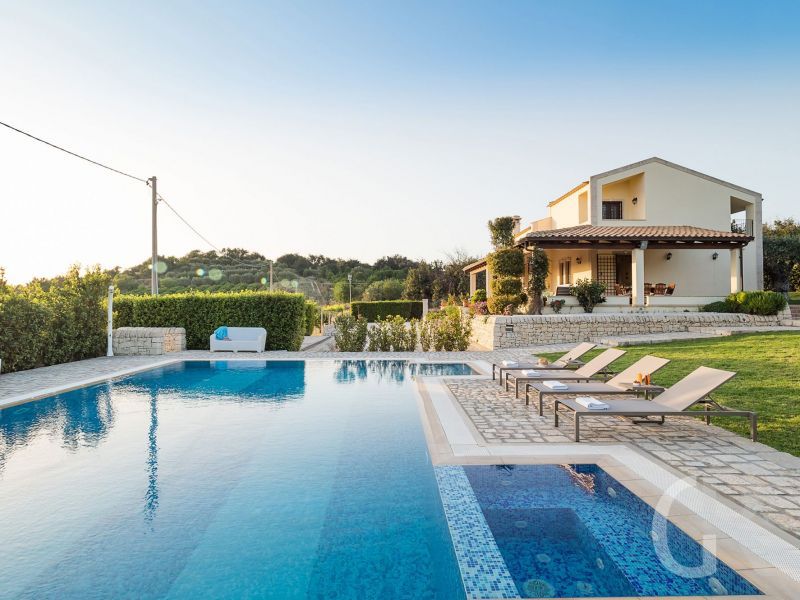 villa-dora-ferienhaus-mit-pool.jpg