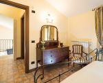 villa-dora-kommode-im-schlafzimmer.jpg