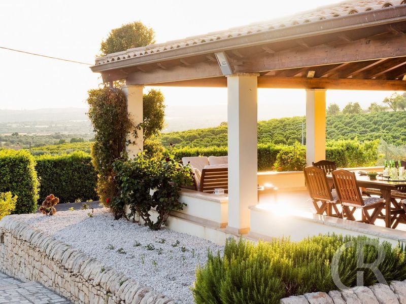 villa-dora-ueberdachte-terrasse.jpg