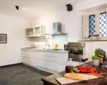 villa-etna-retreat-kueche-mit-esstisch.jpg