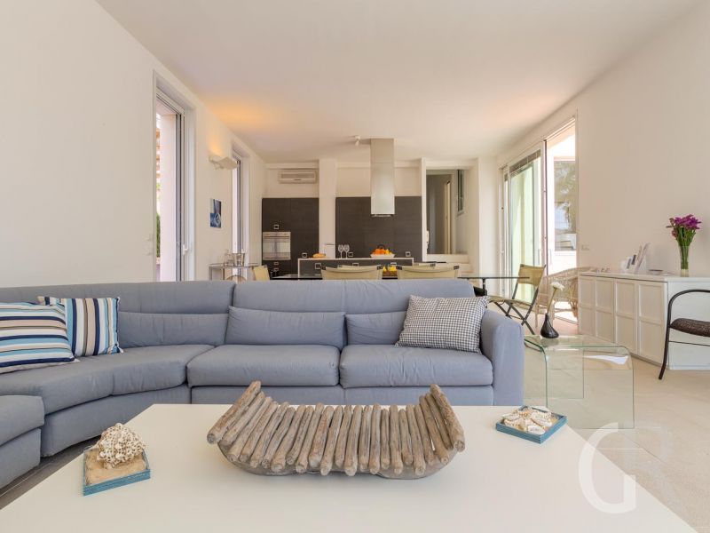 villa-federica-stilvoll-eingerichtetes-wohnzimmer.jpg