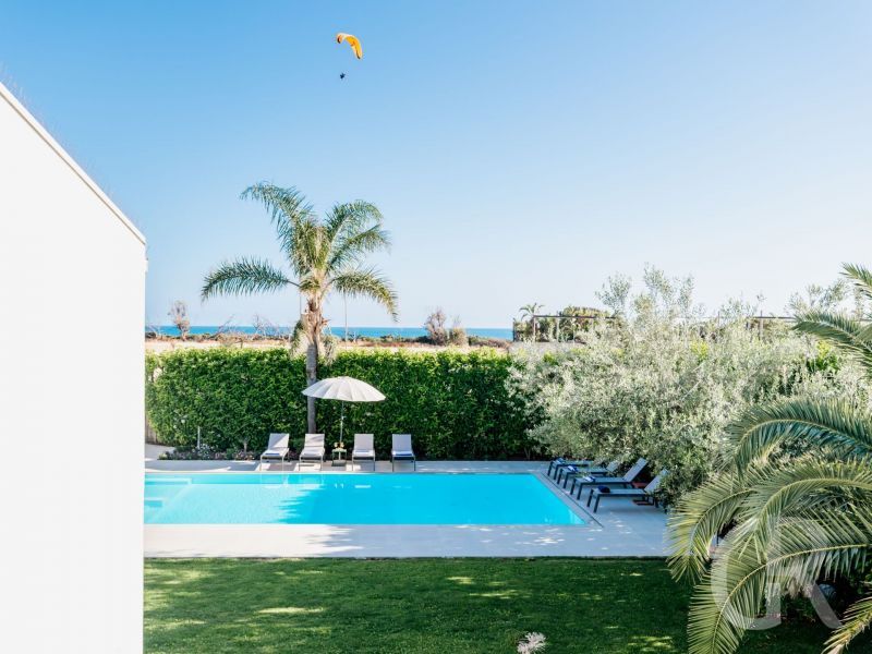 villa-flora-blick-auf-den-pool-mit-palmen.jpg