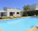 villa-flora-pool-mit-blick-auf-das-nebengebaeude.jpg