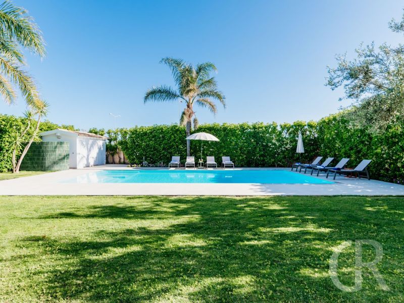 villa-flora-rasen-und-pool.jpg