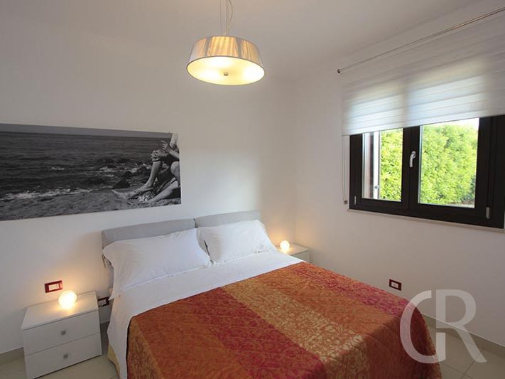 villa-flora-schlafraum-mit-doppelbett.jpg