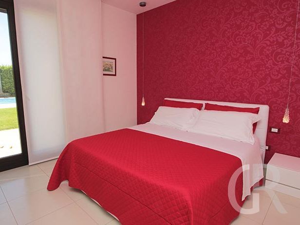 villa-flora-schlafzimmer-mit-doppelbett.jpg