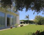 villa-flora-seitenansicht-des-hauses-mit-blick-auf-den-pool.jpg