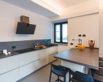 villa-gianos-kueche-mit-esstisch.jpg