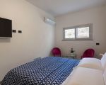villa-giglio-di-mare-blaues-bett-im-schlafbereich.jpg