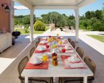 villa-gira-sole-grosser-tisch-auf-der-terrasse.jpg