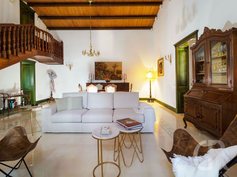villa-gira-sole-wohnzimmer-mit-sofa.jpg