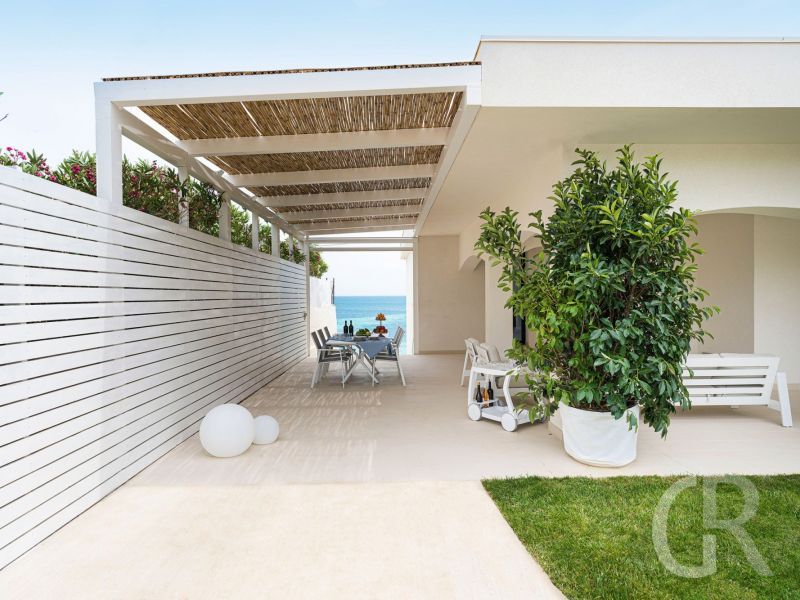 villa-hermes-terrasse-mit-rasen.jpg
