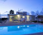 villa-ibla-beleuchtetes-ferienhaus-am-abend.jpg