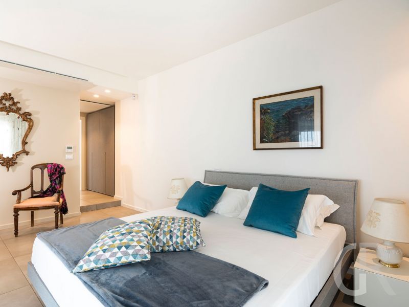 villa-isabella-blau-weisses-bett.jpg