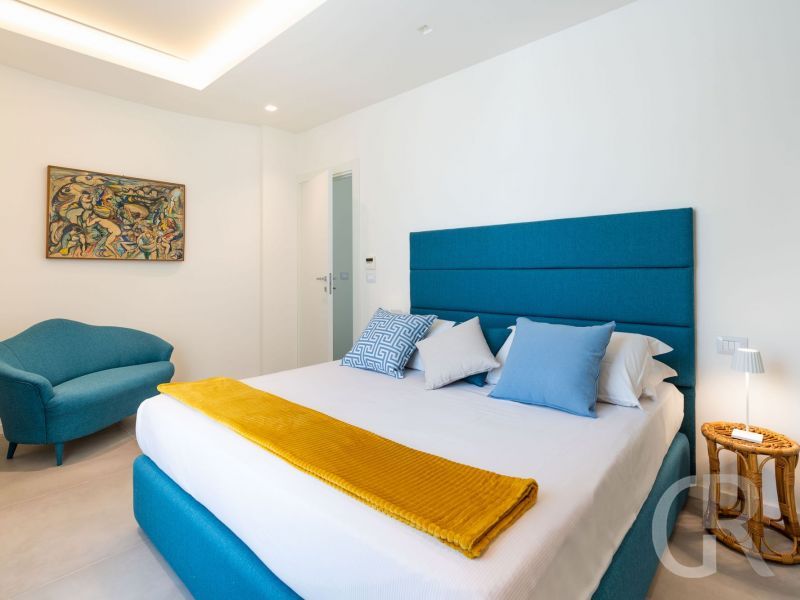 villa-isabella-weiss-blaues-bett.jpg