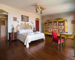 villa-la-boheme-grosses-weisses-bett.jpg