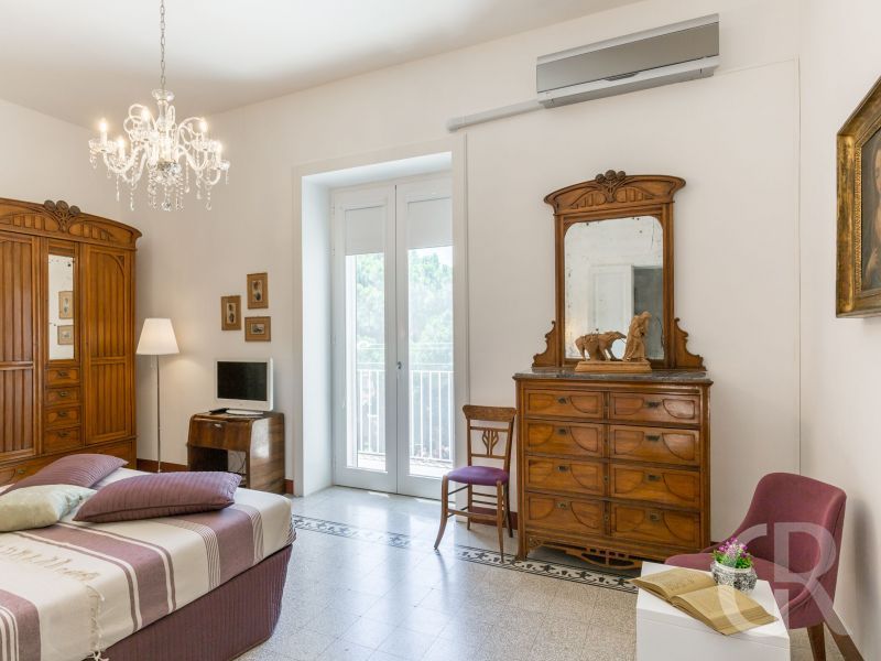 villa-la-forma-antike-kommode.jpg