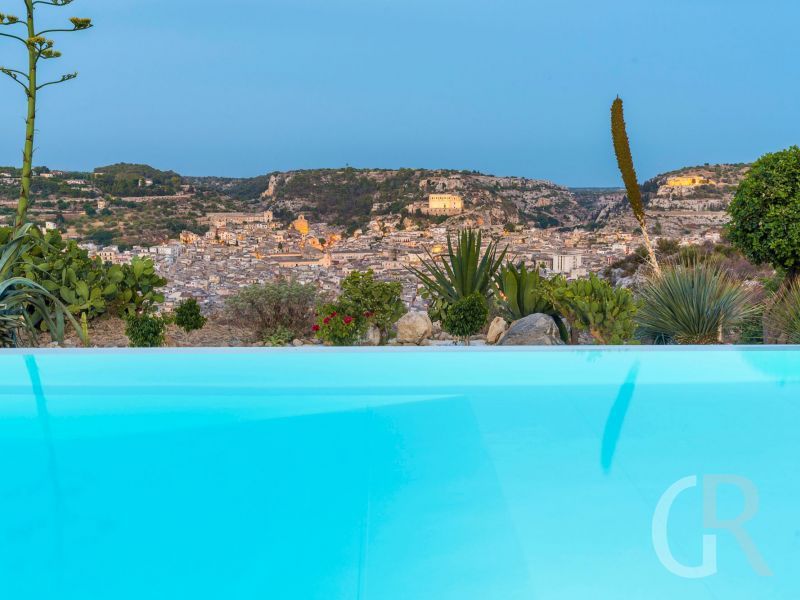 villa-luna-pool-mit-scicli.jpg