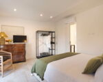 villa-maddalena-schlafzimmer-mit-schrank-und-bett.jpg
