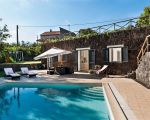 villa-montefiore-pool-mit-sonnenliegen.jpg