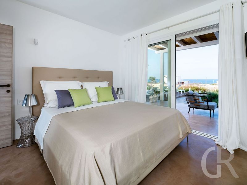 villa-palma-doppelbett-und-ausgang-zur-terrasse.jpg